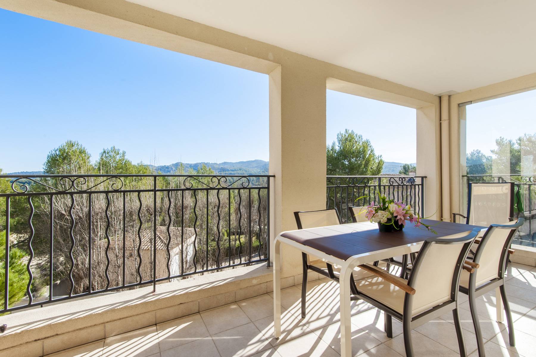 Refined two bedroom apartment with sweeping views on the golf and Luberon