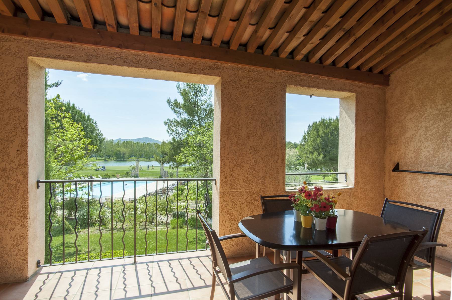 à vendre appartement meublé parking terrasse 1 chambre piscine golf de pont royal