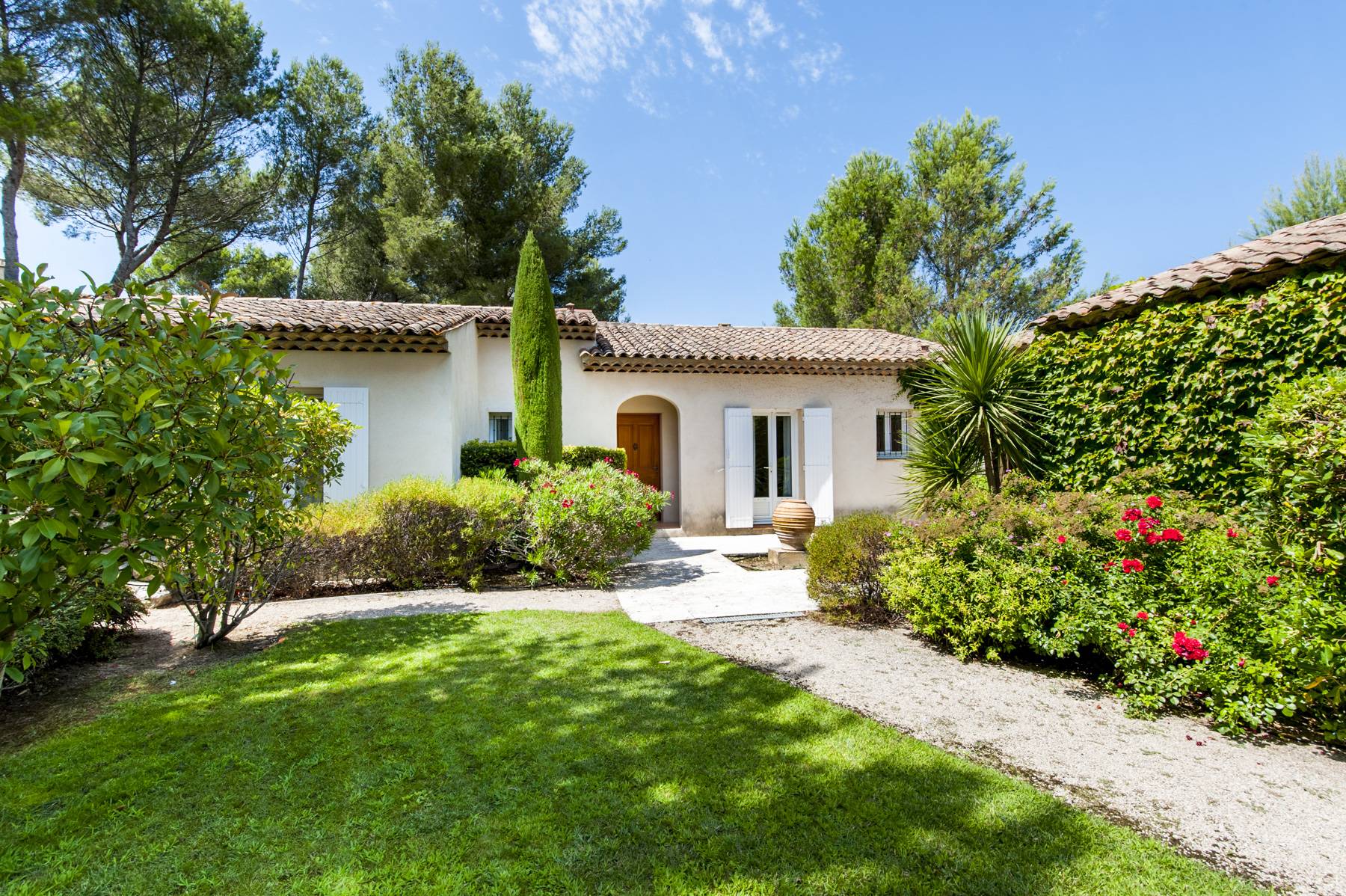 Excellently situated villa in the heart of the domaine of Pont Royal