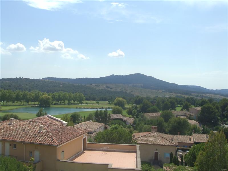Exceptionnaly situated apartement, located in the center of the village, on the domaine of Pont Royal, in Provence.