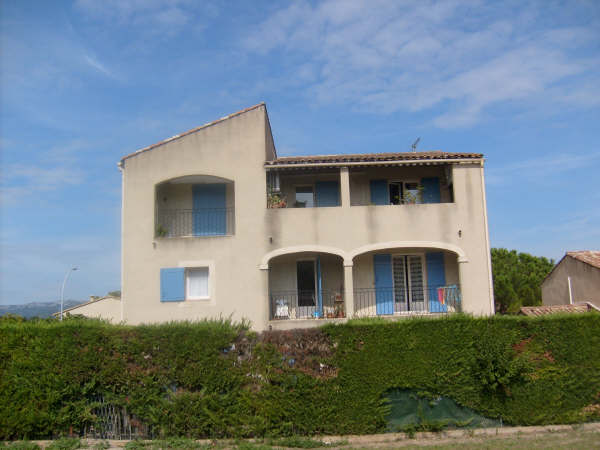 appartement rez de jardin T3 La Roque D'Anthéron belle exposition ,jardinet