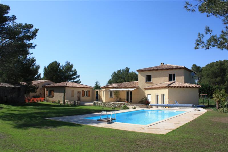 Luxurious villa in Lambesc with a 5 boxe stable on 1 ha of land.