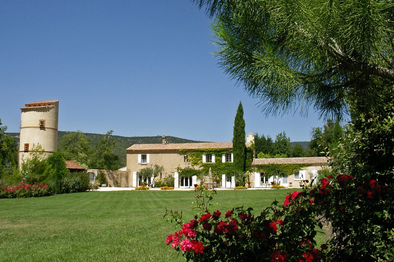 Magnifique propriété au coeur d'un golf en Provence et bergerie du 18ème siècle d'environ 400m²