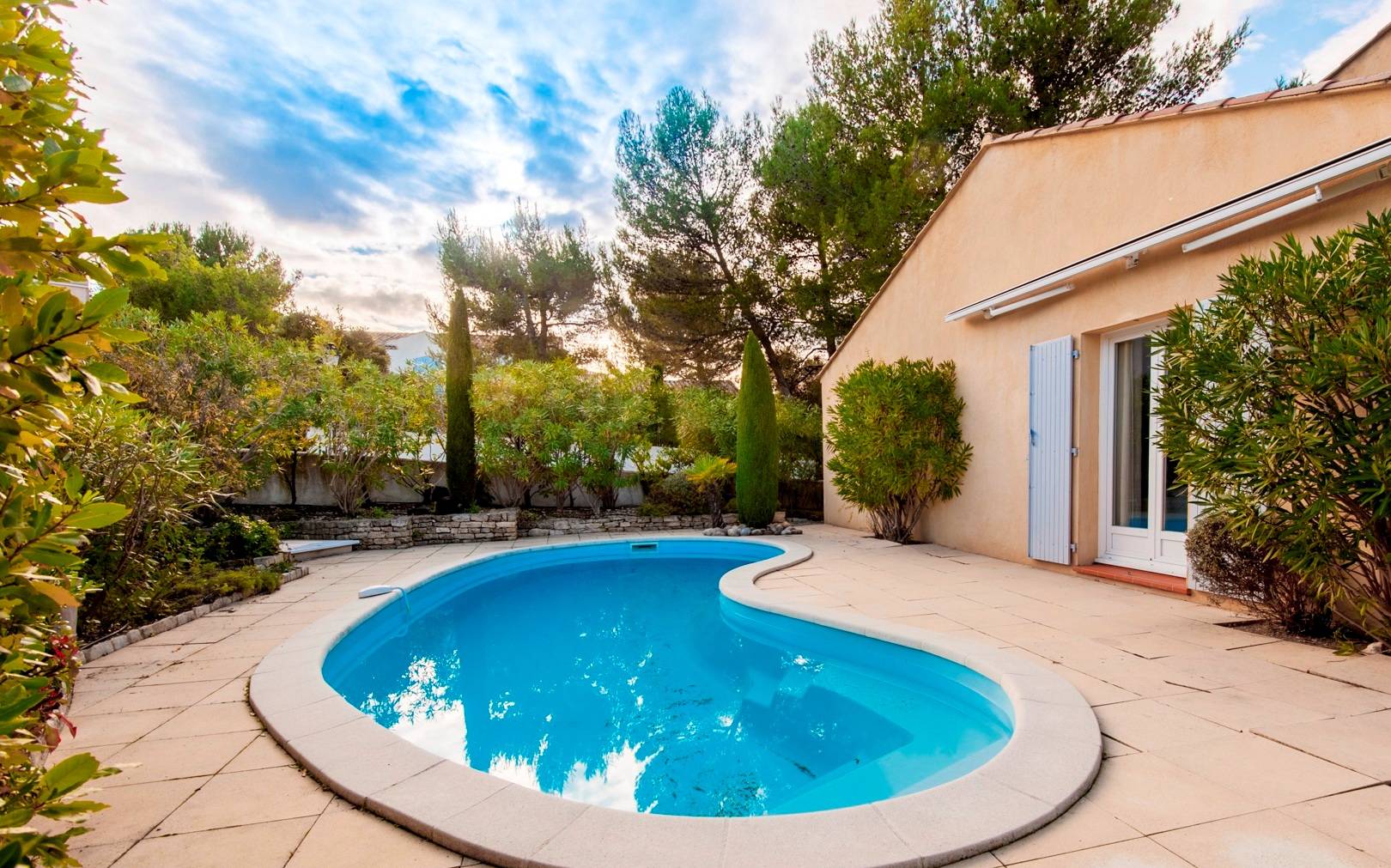 Single level villa centrally located in the gated community of Pont Royal