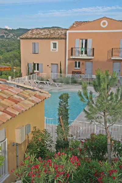 Charming Villa in Pont-Royal Golf Resort, near Aix-en-Provence, and TGV