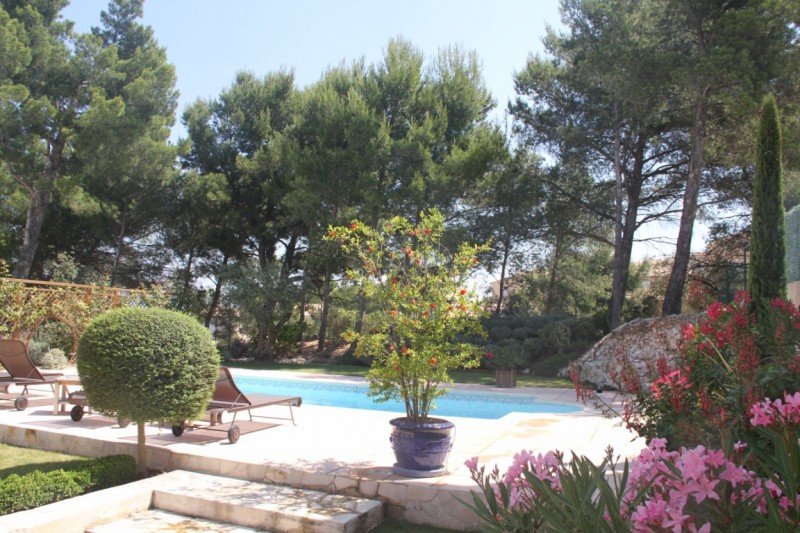 villa dans le domaine du golf de Pont Royal 4 chambres, bel espace jardin paysagé,  piscine chauffée