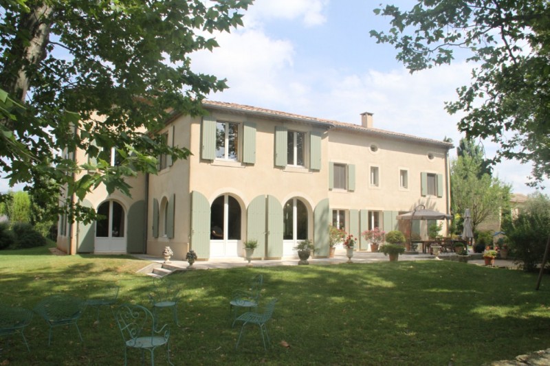 entre alpilles et Luberon bastide de 800m² au milieu d'un parc, maison de gardiens 