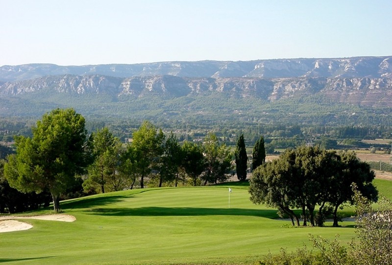 mas dans le domaine du golf de Pont Royal trois chambres , terrasse, accés à une piscine privée dans  la résidence 