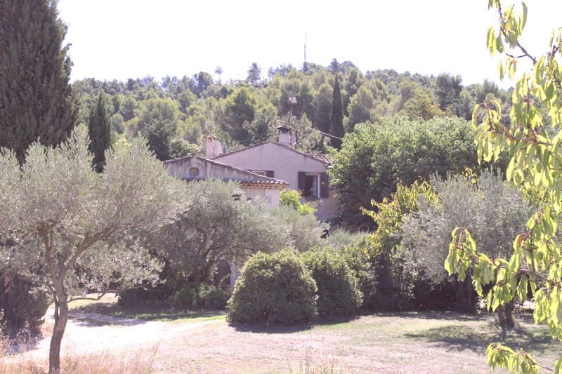Authentic property in Lourmarin with 5 hectares of land