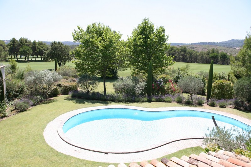 Lovely bastide bordering the 9th on the golf with a picturesqueview of the Alpilles